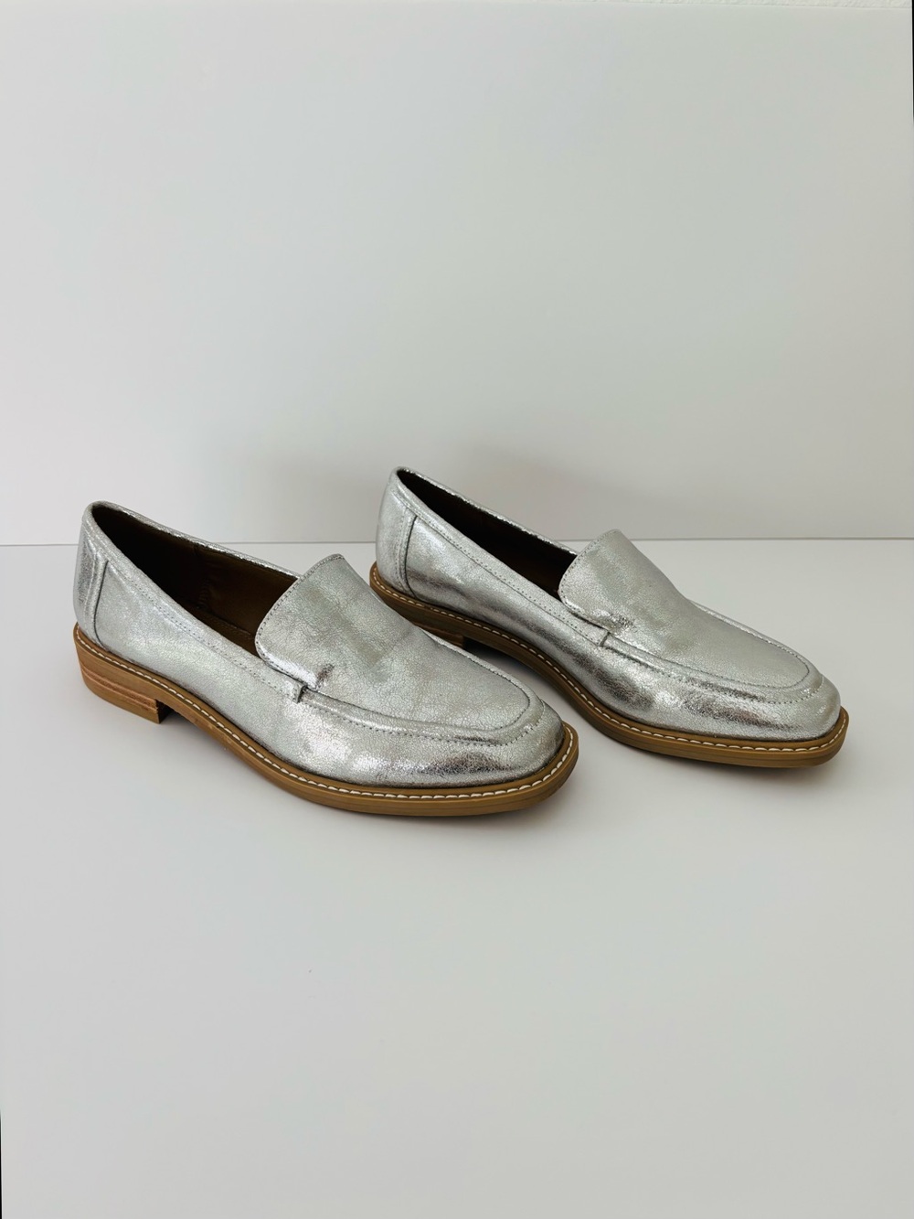 DV Dolce Vita Women's Fran Loafer NWOT Metallic Silver Classic Preppy 7.5